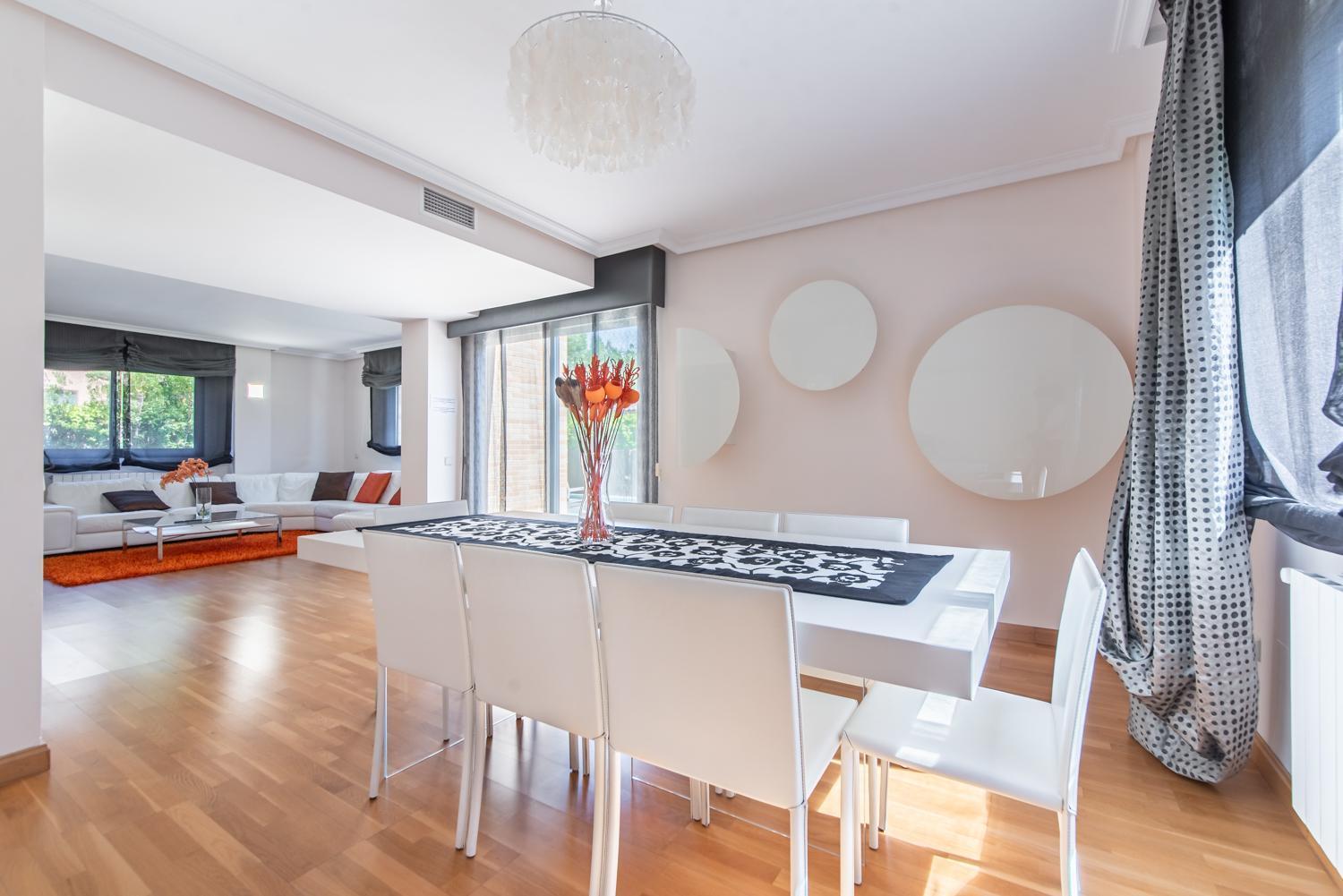 Luxury Pool And Free Parking Gran Via Madrid Centro Zbe Ferienhaus